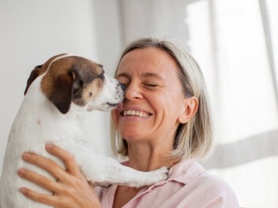 Twój pies cię liże? To nie zawsze jest oznaka miłości