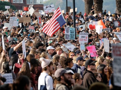 Tysiące osób na ulicach amerykańskich miast. Trwają masowe protesty
