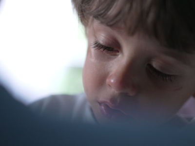 Terapeuci dziecięcy alarmują: to jedno zachowanie rodziców najbardziej szkodzi szczęściu dzieci