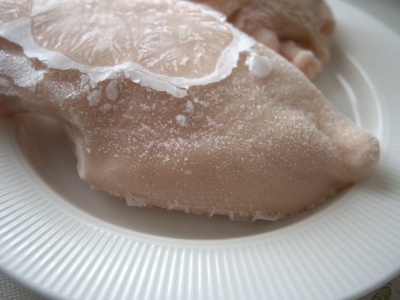 Zapomniałeś wyjąć mięso z zamrażarki? Tak szybko rozmrozisz kurczaka