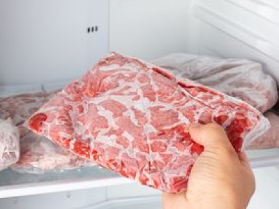 Wiele osób nie ma świadomości, a to prosta droga do zatrucia. Jak długo można trzymać mrożone mięso?