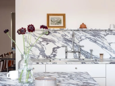 Remontujesz kuchnię? Architekci mówią: „płytek już się nie kładzie”. To robi furorę w 2026 roku