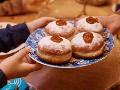 Te pączki pachną oliwą. Są złociste i kuszą ciepłym kęsem