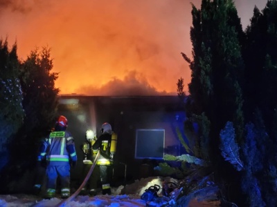 Pożar 400-metrowego domu nad Jeziorem Żarnowieckim. Nikt nie ucierpiał