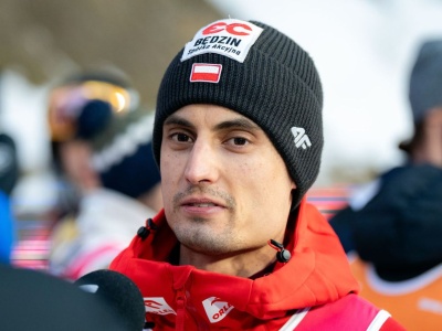 Maciej Kot bije się w pierś. 