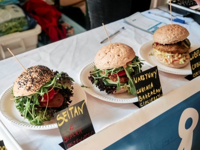 Koniec trendu na bycie wege? W sieci hitami są mięsna dieta i rosół z kości, ale to tylko część prawdy