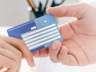 Jak dobrze przygotować się do wyjazdu na ferie? NFZ przypomina o karcie EKUZ