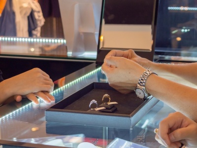 Ile trzeba wydać na pierścionek zaręczynowy? Uważaj na podatek