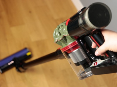 Recenzja Dyson V8 Cyclone. Odkurzacz, który stawia na moc i wygodę sprzątania