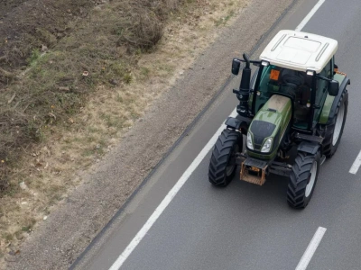 Wyprzedzanie ciągnika. Kiedy manewr jest legalny, a kiedy grozi mandat?