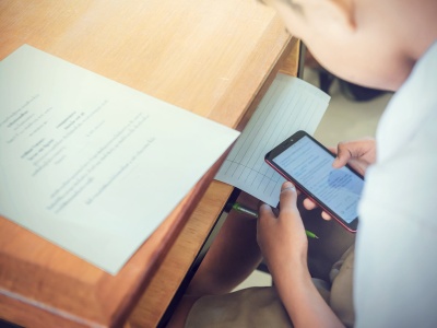 Całkowity zakaz telefonów w szkołach. Nauczycielka: Powrót do średniowiecza?