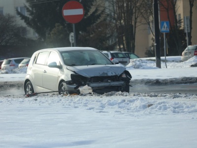 Lublin: Zderzenie Chevroleta i Renaulta na skrzyżowaniu ul. Diamentowej z ul. Wrotkowską