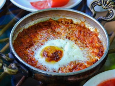 Turecka jajecznica podbija polskie stoły. Diabeł tkwi w dwóch składnikach