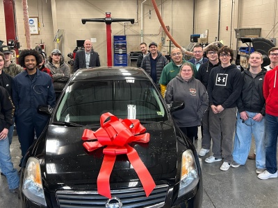 Uczniowie naprawiają auta dla samotnych matek. Niezwykły program szkoły w USA