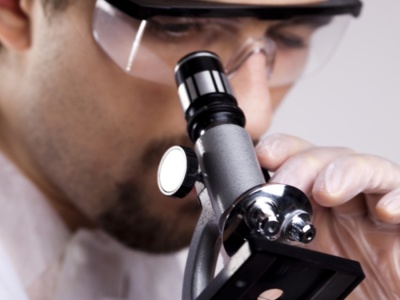 Masz doktorat, umiesz w mikroskopy? Jest praca, oferują całe 3600 zł