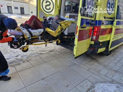 O krok od kolejnej tragedii na Krakowskim Przedmieściu. Wczoraj znaleziono tu zamarzniętą kobietę a dziś skrajnie wychłodzoną