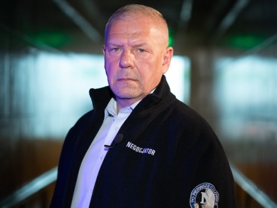 Jest negocjatorem policyjnym. 