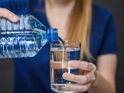 Pijesz machinalnie, a nawet nie wiesz, jak wpływa na organizm. Cholesterol i woda pod lupą