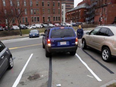 Nakaz parkowania tyłem do budynku. I ruch staje się płynny