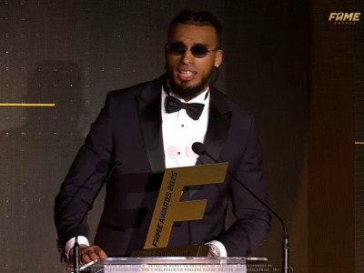 Alberto w garniaku. Odebrał statuetkę na gali Fame Awards