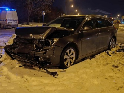 Nie zauważył nadjeżdżającego auta. Zderzenie opla ze skodą na czerwonym wiadukcie