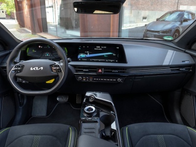 Futurystyczna Kia z przebiegiem 18 tys. km jest tańsza o 210 tys. zł od ceny katalogowej. Oto, co naprawdę stoi za tą wyceną