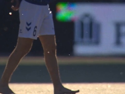 Niebywała sytuacja w polskiej ekstraklasie. Piłkarz wyszedł na zmrożoną murawę… na bosaka