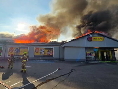 Ogromny pożar sklepu Biedronka w Polkowicach - budynek uległ zawaleniu