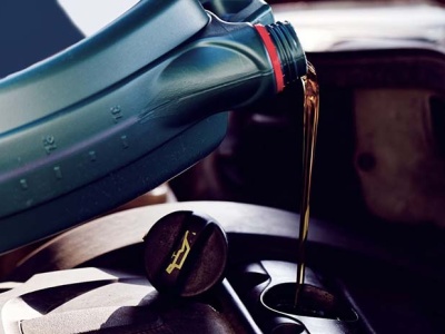 Oleje silnikowe – jak wybrać właściwe rozwiązanie dla długiej i bezproblemowej pracy silnika?