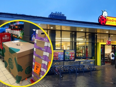 Kartonowe recykloboksy w Biedronce. Sieć zrzuca to na pogodę