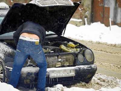 Auto nie odpala zimą? Mało kto wie o tym punkcie pod maską, ratuje każdą sytuację