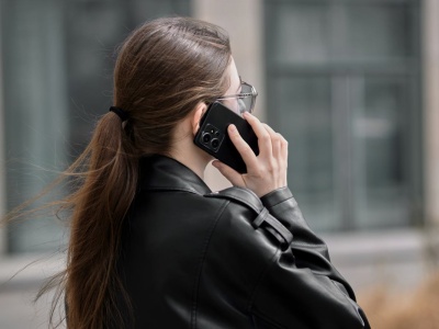 Wolisz napisać niż zadzwonić? To nie lenistwo ani fobia. Masz 3 cechy, które wiele tłumaczą