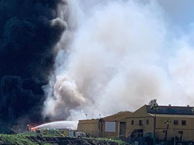 Pożar hali w Telde. Gęsty czarny dym nad miastem