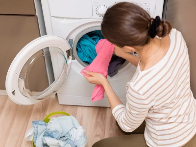 Wkurza cię sierść na ubraniach? Włóż to to pralki
