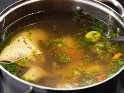 Wystarczy większa szczypta do rosołu. Zyska piękny kolor, a trawienie przyśpieszy