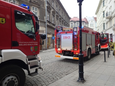 Strażacy w centrum miasta. W budynku włączył się alarm ppoż. | FOTO