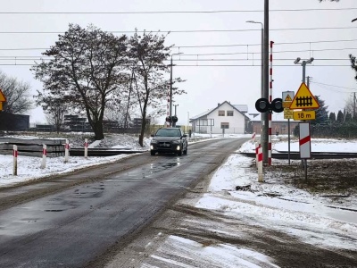 Zamknięte dwa przejazdy drogowo-kolejowe w powiecie piotrkowskim. Utrudnienia dla kierowców