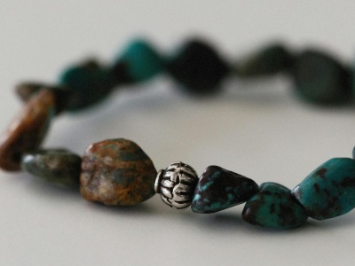 Bransoletki z kamieni szlachetnych – naturalna biżuteria o wyjątkowym charakterze