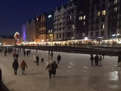 Zamarznięta rzeka to nie lodowisko. Jeden krok może skończyć się hipotermią