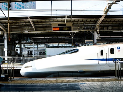 Krajobraz znika w mgnieniu oka. Jak to jest prowadzić pociąg dużych prędkości?