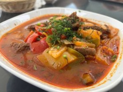 Wrzucam do gara i zalewam bulionem. Ta chorwacka zupa syci i obłędnie smakuje