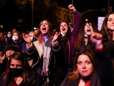 Kontrowersyjny wyrok TSJC: „Równy wiek mentalny” uniewinnił oskarżonego