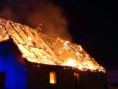 Pożar domu jednorodzinnego w Wytownie. Ogień objął cały budynek