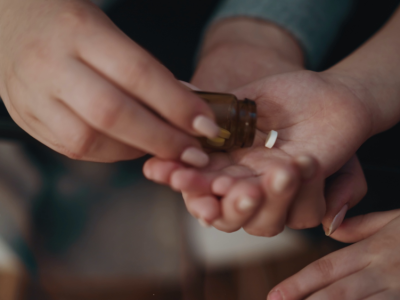 Dziecko nie chce przyjąć leku na grypę? Farmaceutka zdradza proste triki