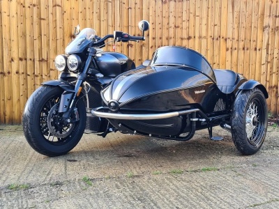 Rakietowy zaprzęg. Triumph Rocket 3 z wózkiem bocznym Watsonian-Squire