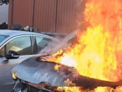 Pożar samochodu osobowego w Krotoszynie. Ogień rozprzestrzenił się na pobliski budynek.