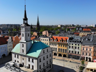 Na lotnisku powiesili kod. Takie symbole powinny być w każdym polskim mieście