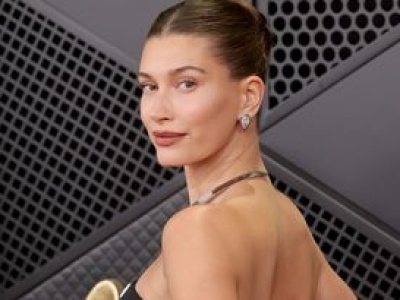 Hailey Bieber na Grammy 2026. Wskoczyła w prześwity