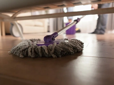 Dolej pół szklanki do wiadra i umyj panele. Smugi znikają od razu