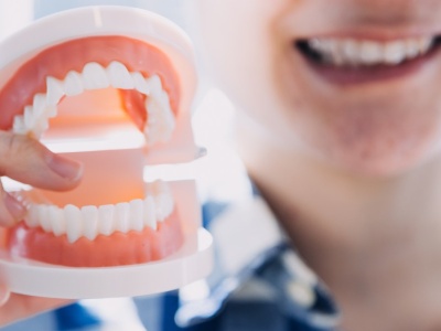 Wybiela i naprawia zęby podczas mycia. Rewolucja w stomatologii